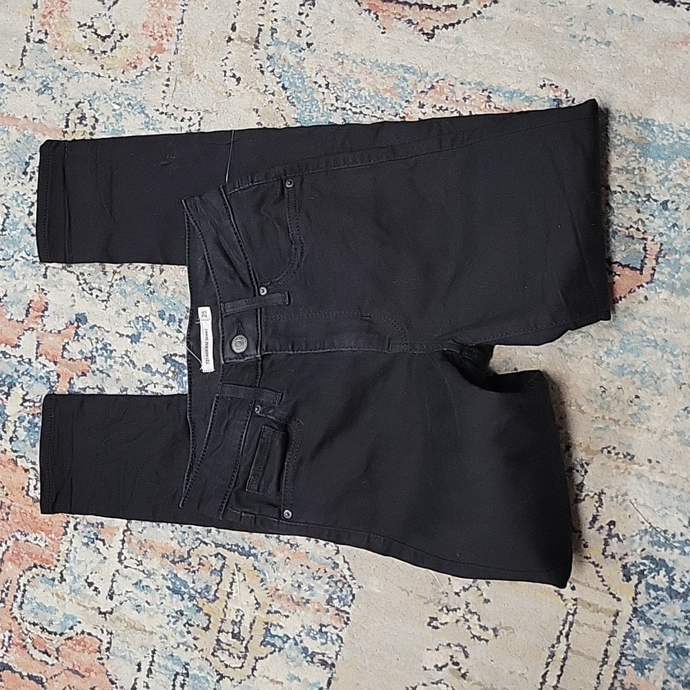 LIKE NEW Black PREMIUM Levis size 25 x 28 skinny hem 5 rise 10